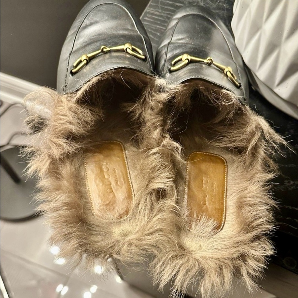 Gucci Black Loafers with Gold Horsebit and Fur Lining - Picture 2 of 3
